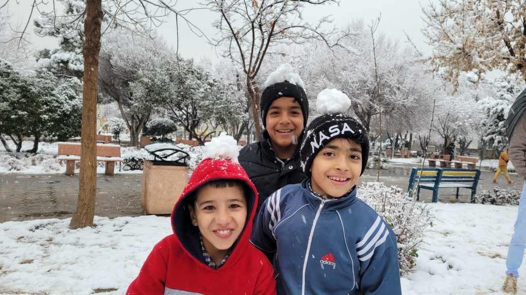 برف بازی دانش آموزان در مدرسه فرهنگ

بهمن ۱۴۰۱